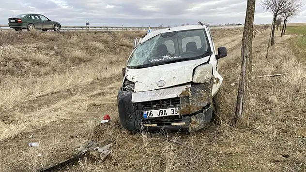 Konya'da hafif ticari araç takla attı: 2 yaralı
