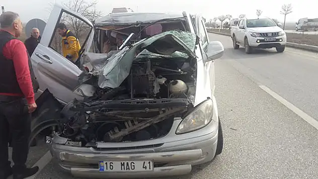 Konya'da hafif ticari araç tıra çarptı: 5 yaralı! Tır sürücüsü gözaltında