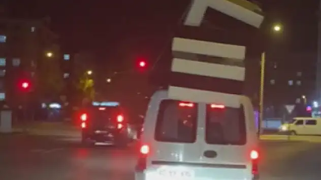 Konya'da hafif ticari araç üzerinde koltuk taşıyan sürücüye 300 lira ceza kesildi
