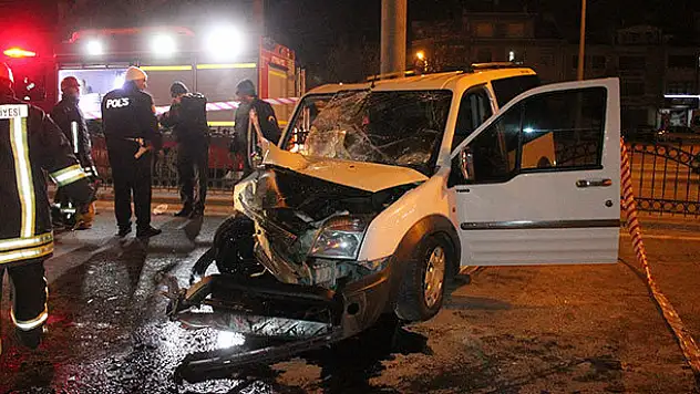Konya'da hafif ticari araç yön levhasına çarptı: 3 yaralı