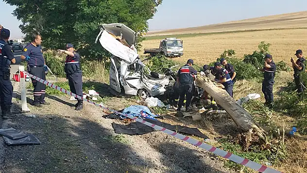 Konya'da hafif ticari aracın ağaca çarptığı kazada kişi 3 öldü