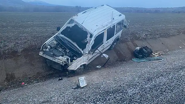 Konya'da hafif ticari aracın devrildiği kazada 2 kişi yaralandı

