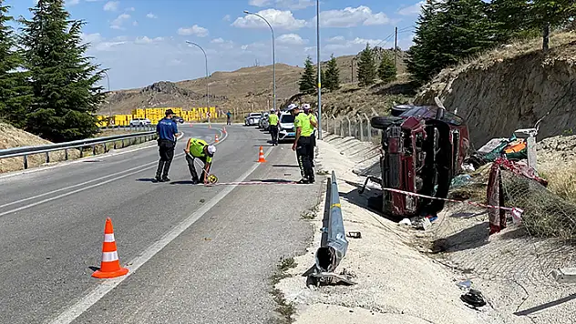 Konya'da hafif ticari aracın direğe çarpıp devrildiği kazada anne hayatını kaybetti
