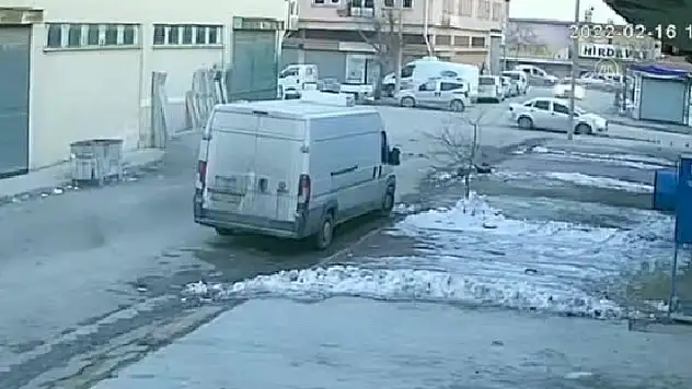 Konya'da hafif ticari aracın motosiklete çarptığı kaza anı güvenlik kamerasında
