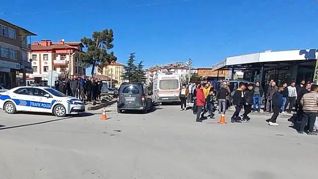 Konya'da hafif ticari araçla çarpışan motosikletteki 2 çocuk yaralandı
