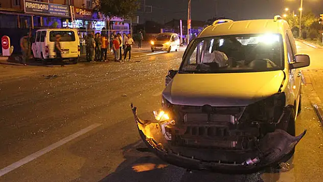 Konya'da hafif ticari araçla minibüs çarpıştı: 8 yaralı!