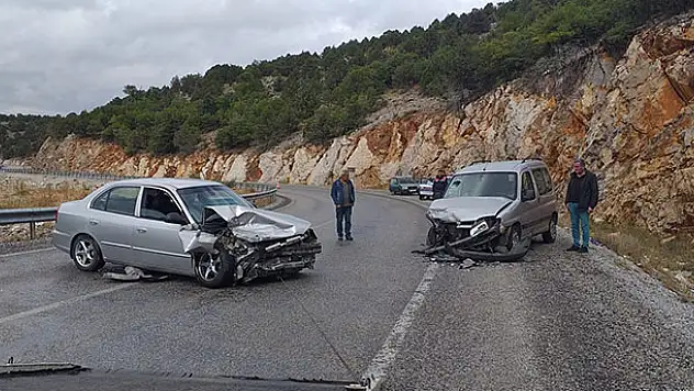Konya'da hafif ticari araçla otomobil çarpıştı: 4 yaralı