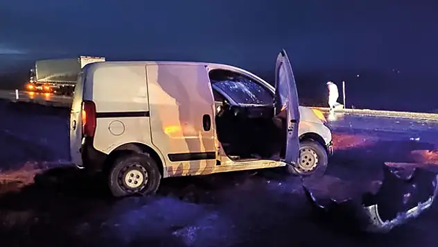 Konya'da hafif ticari araçla otomobil çarpıştı: 8 yaralı
