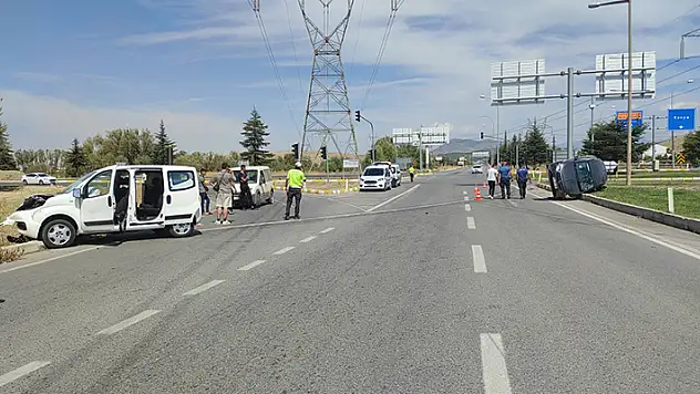 Konya'da hafif ticari araçla, otomobil çarpıştı 4 turist yaralandı

