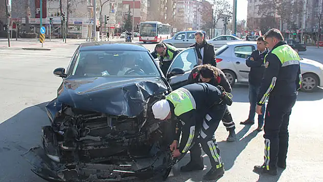 Konya'da hafif ticari araçla otomobil çarpıştı: 1 yaralı