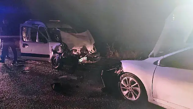 Konya'da hafif ticari araçla otomobil çarpıştı, 7 kişi yaralandı
