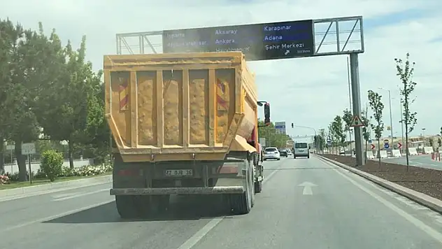 Konya'da hafriyat kamyonundan yayılan kum ve toz sürücülere zor anlar yaşattı
