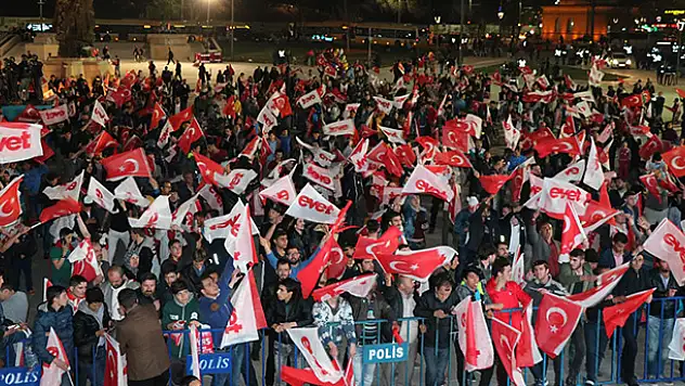 Konya'da Halk oylaması sonuçları kutlanıyor