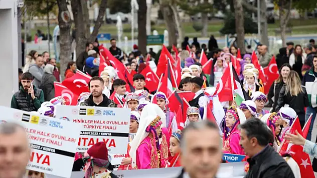 Konya'da Halk Oyunları Minikler Türkiye Şampiyonası kortejle başladı