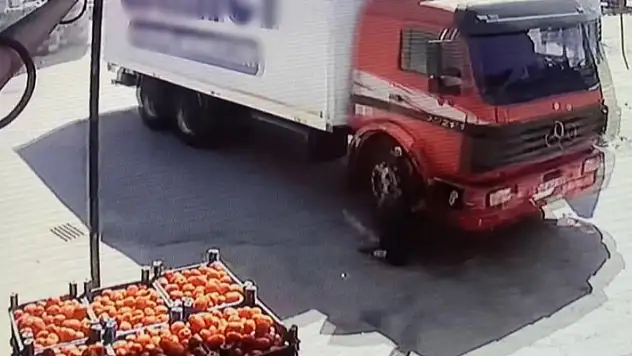 Konya'da hareket halindeki kamyona binmek isteyen kişi, canından oldu!