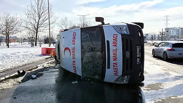 Konya'da Hasta nakil aracı otomobille çarpıştı: 3 yaralı