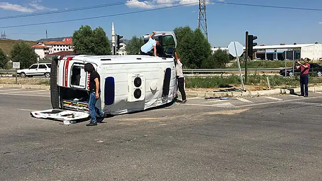 Konya'da hasta taşıyan ambulans kaza yaptı: 5 yaralı