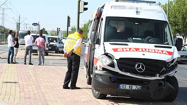 Konya'da hasta taşıyan ambulans otomobille çarpıştı