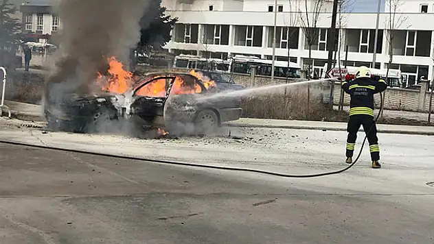 Konya'da hastane bahçesindeki otomobil alev aldı