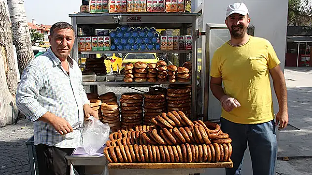 Konya'da hastane önünde çeyrek asırlık 'ekmek' mesaisi