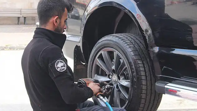 Konya'da havalar soğudu! Lastikçilerde kış lastiği hareketliliği başladı
