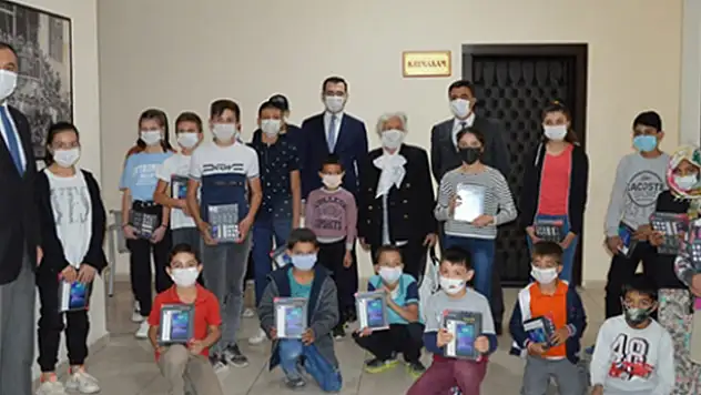 Konya'da hayırsever Aynur Kasabalı, öğrencilere tablet dağıttı
