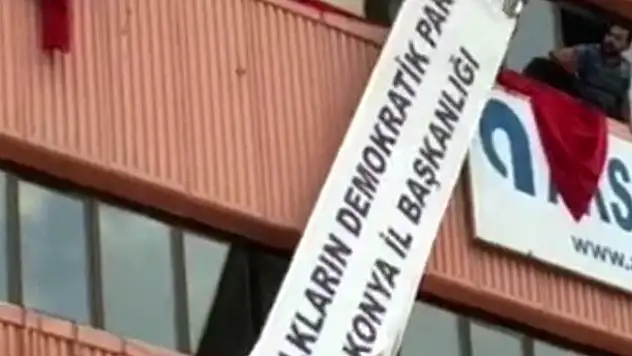Konya'da HDP İl Başkanlığı Tabelası Söküldü