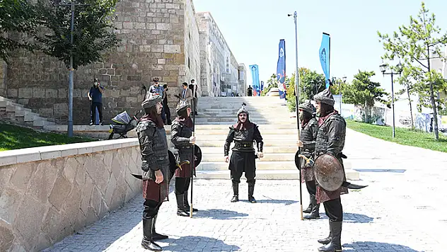 Konya'da her cuma Selçuklu sultanlarına saygı nöbeti tutuluyor
