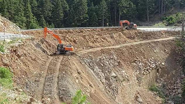 Konya'da heyelan nedeniyle çöken yolda çalışma başlatıldı