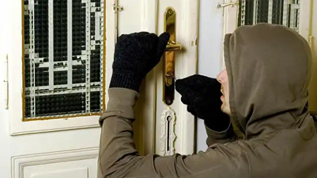 Konya'da hırsız kapıyı içeriden kilitleyip kaçtı