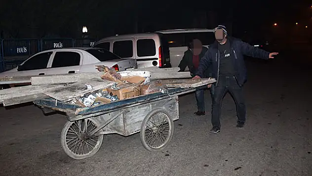 Konya'da hırsızlar çaldıkları inşaat malzemeleriyle kaçarken yakalandı