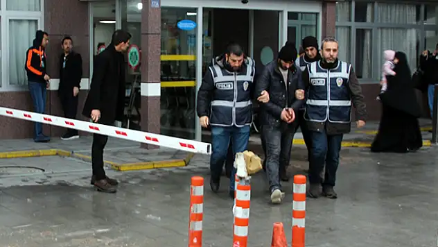 Konya'da hırsızlar çalıntı aküleri internetten satmaya çalışırken yakalandılar