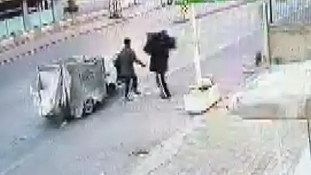 Konya'da hırsızlar iş yerlerinin önünde ne bulurlarsa çaldılar
