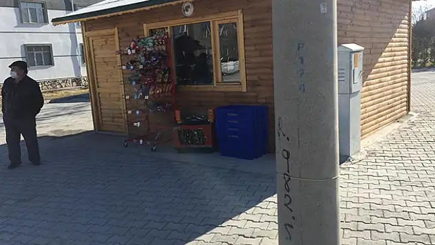 Konya'da hırsızlar taş atarak camını kırdıkları bakkalı soydular