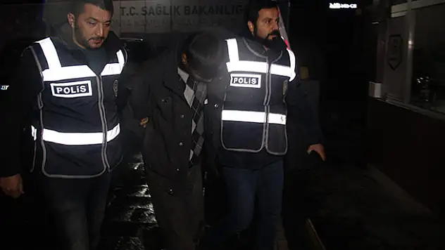 Konya'da hırsızlık! Okul sıralarının tahtalarını kırıp demirlerini çaldı