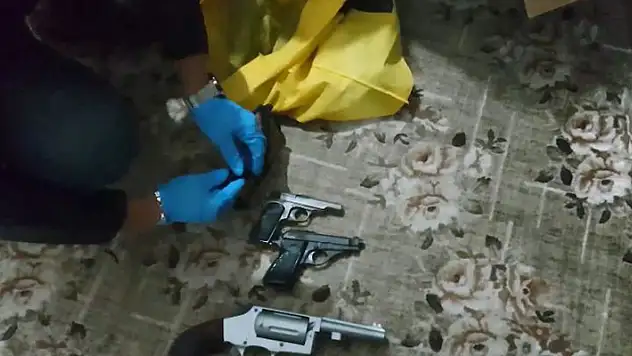 Konya'da hırsızlık şüphelilerinin evinden çok sayıda tabanca ve tarihi eser çıktı
