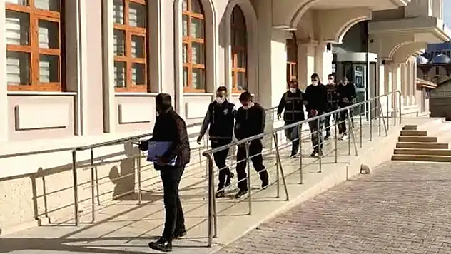 Konya'da hırsızlık şüphelisi 3 kişi, çok sayıda çalıntı malzeme ile yakalandı

