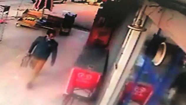Konya'da hırsızlık şüphelisi market önündeki paketli gazeteleri çaldı! O anlar kamerada
