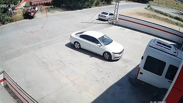 Konya'da hızlı girdiği virajda kontrolden çıkan otomobilin devrilme anı kamerada
