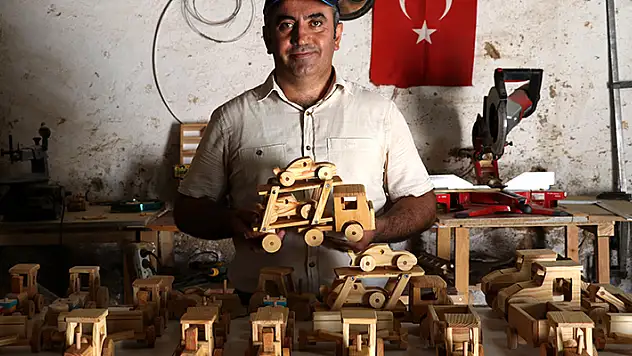 Konya'da hobisi tutkuya dönüşen güvenlik görevlisi köyüne dönüp ahşap oyuncak atölyesi kurdu