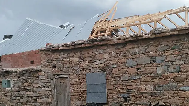 Konya'da hortum çatıları uçurdu