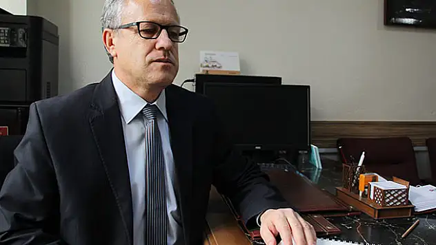 Konya'da hukuk fakültesinde master yapan 50 yaşındaki görme engelli eğitim aşkıyla örnek oluyor
