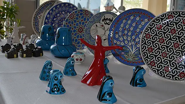 Konya'da hükümlü ve tutuklulardan el işi sergisi
