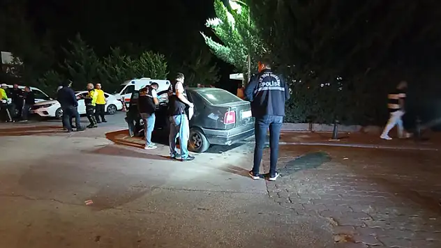Konya'da husumetlilerinin evinin önüne gidip silahlı saldırıya uğrayan kişi, otomobiliyle hastaneye gitti
