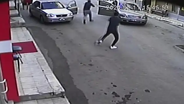 Konya'da husumetlisini silahla yaralayan şahsın o anları güvenlik kamerasına yansıdı

