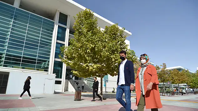 Konya'da iddia uğruna üniversiteyi kazanan ev hanımı, oğluyla okul arkadaşı oldu
