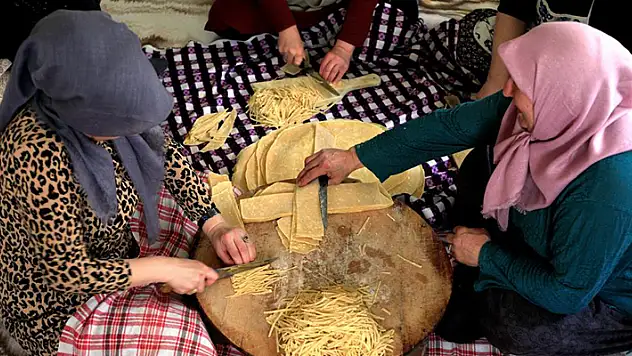 Konya'da iftar ve sahur sofralarına erişte hazırlığı