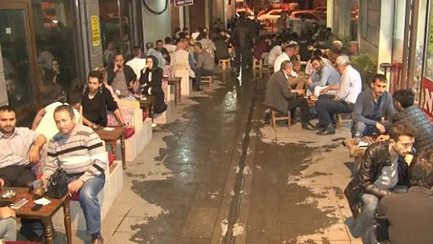 Konya'da iftardan sonra közde çay gelenek haline geldi