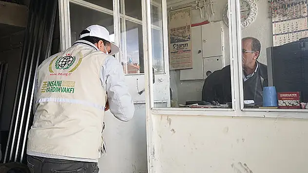 Konya'da İHH ücretsiz maske dağıttı