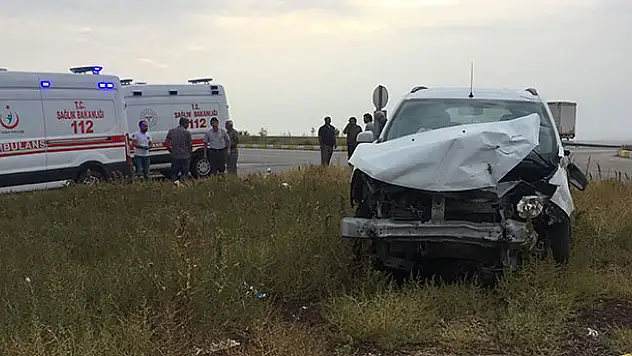 Konya'da iki araç çarpıştı: 6 yaralı!
